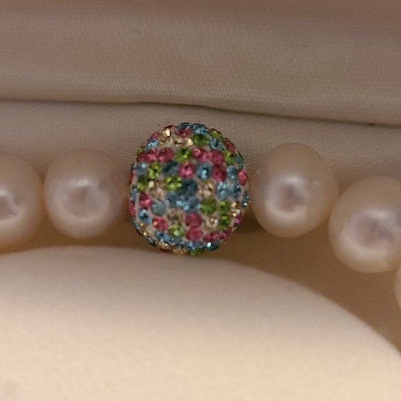 Pearl bracelet with multicolor gems - Picture 2 of 5